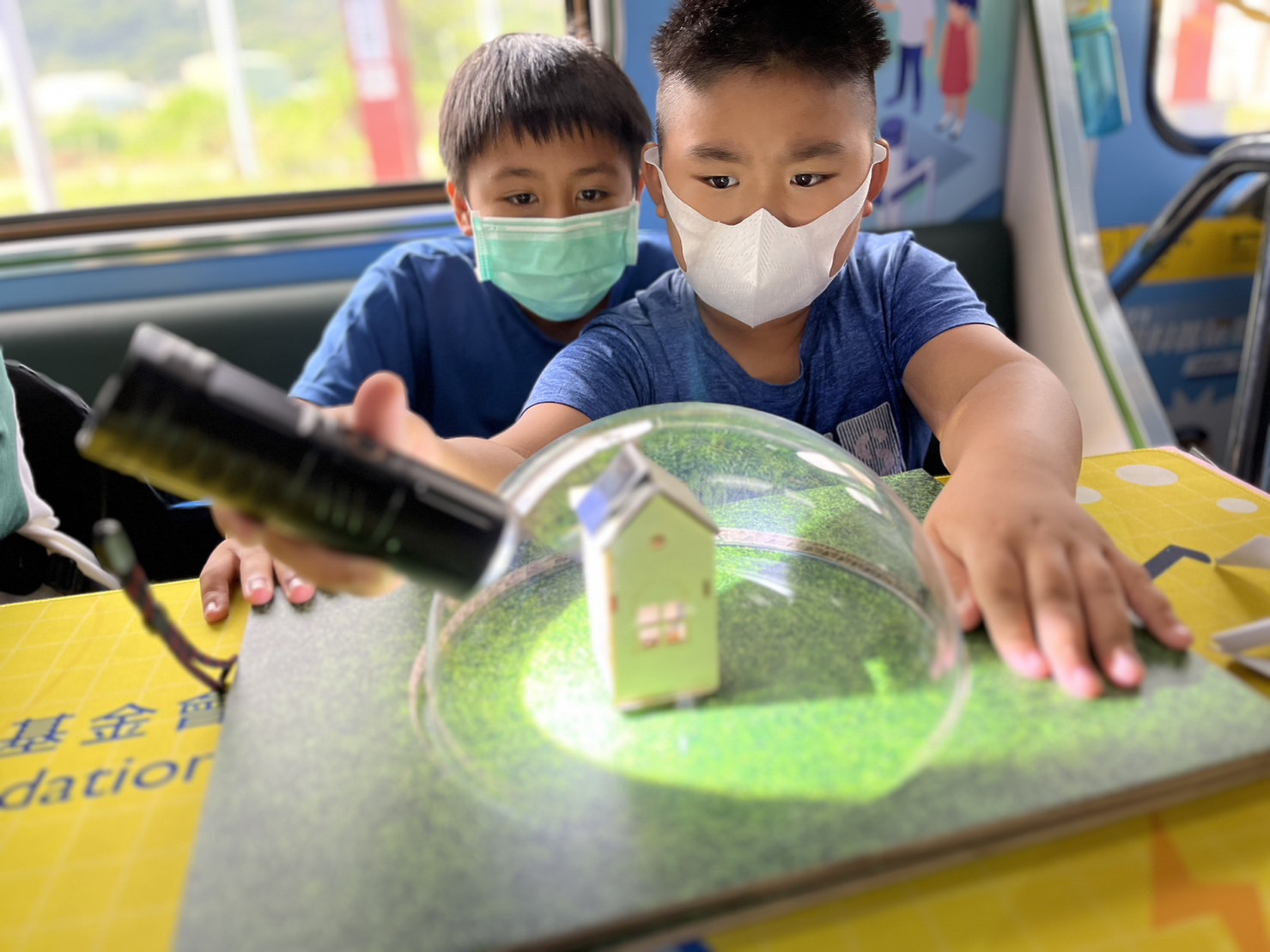 DG视讯參與基礎科學主題車廂，以STEAM教學精神，設計「逐日科學家」、「太陽能工程師」以及「淨零建築師」三大能源科普課程和實驗